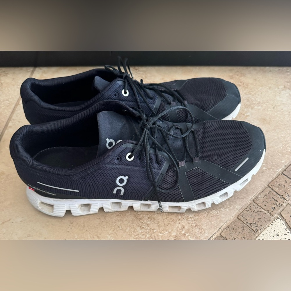 On Cloud Black Sneakers (Cloud 5)